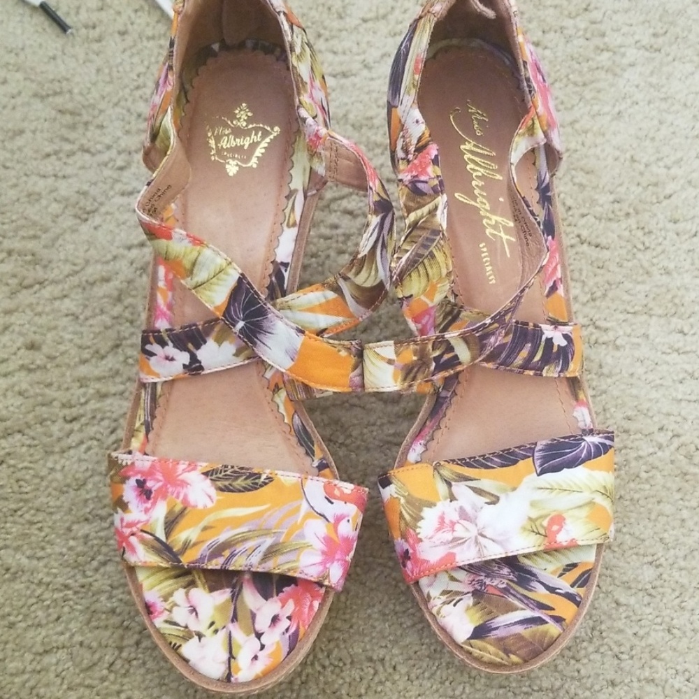 Miss albright Floral Wedge 7m
